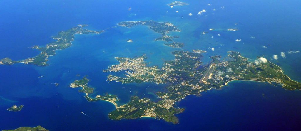 A few islands to the north are connected by bridges to the main island